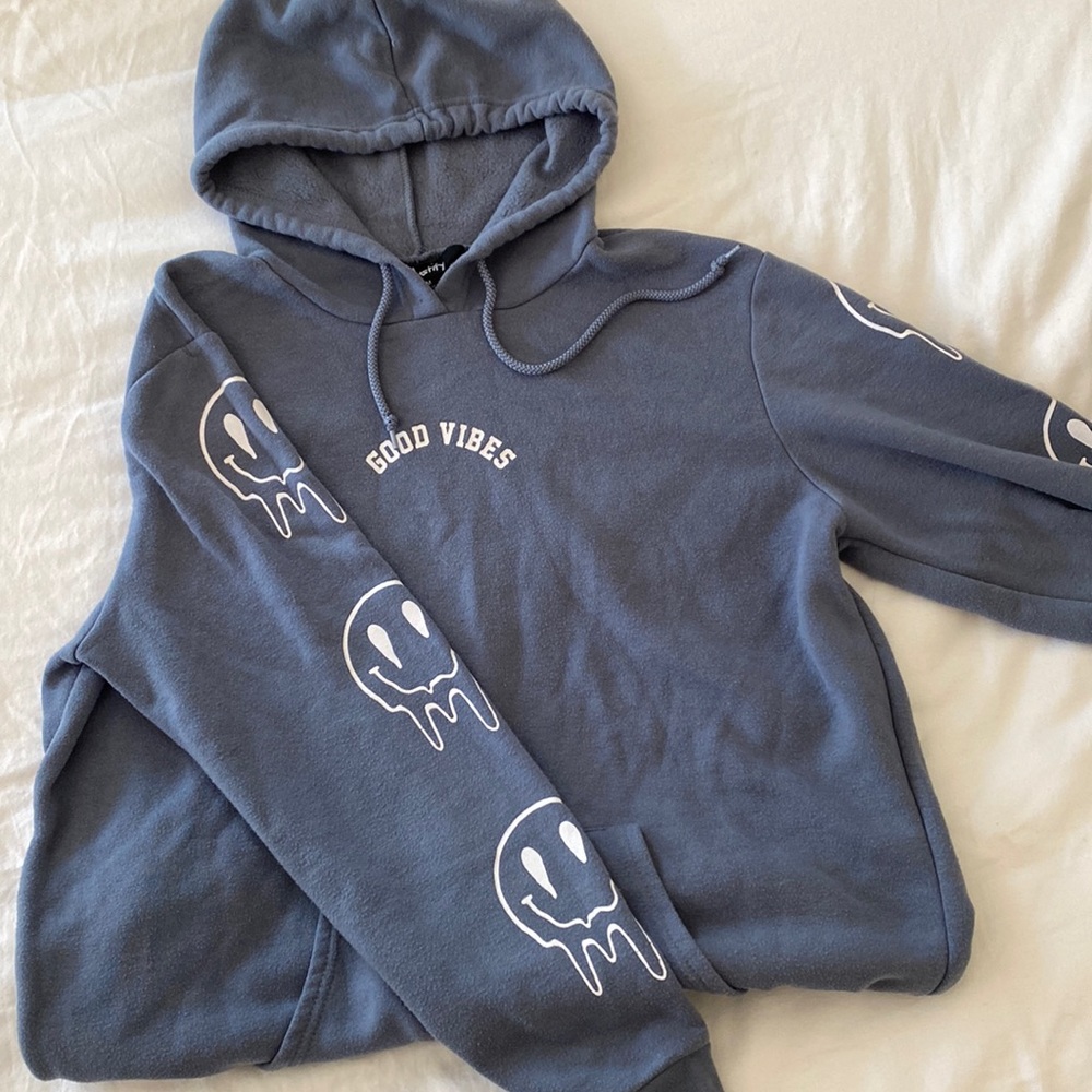 Comfy oversized light blue ‘good vibes’ sweatshirt from Justify